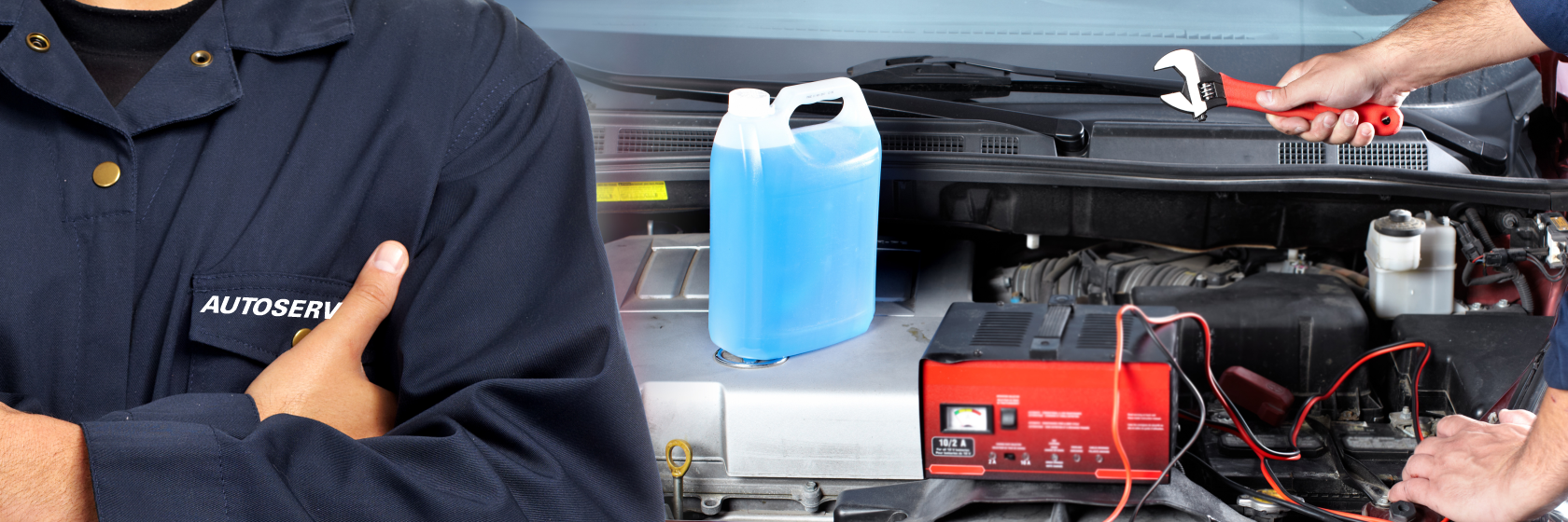 Mechaniker steht vor Auto mit aufgeklappter Motorhaube