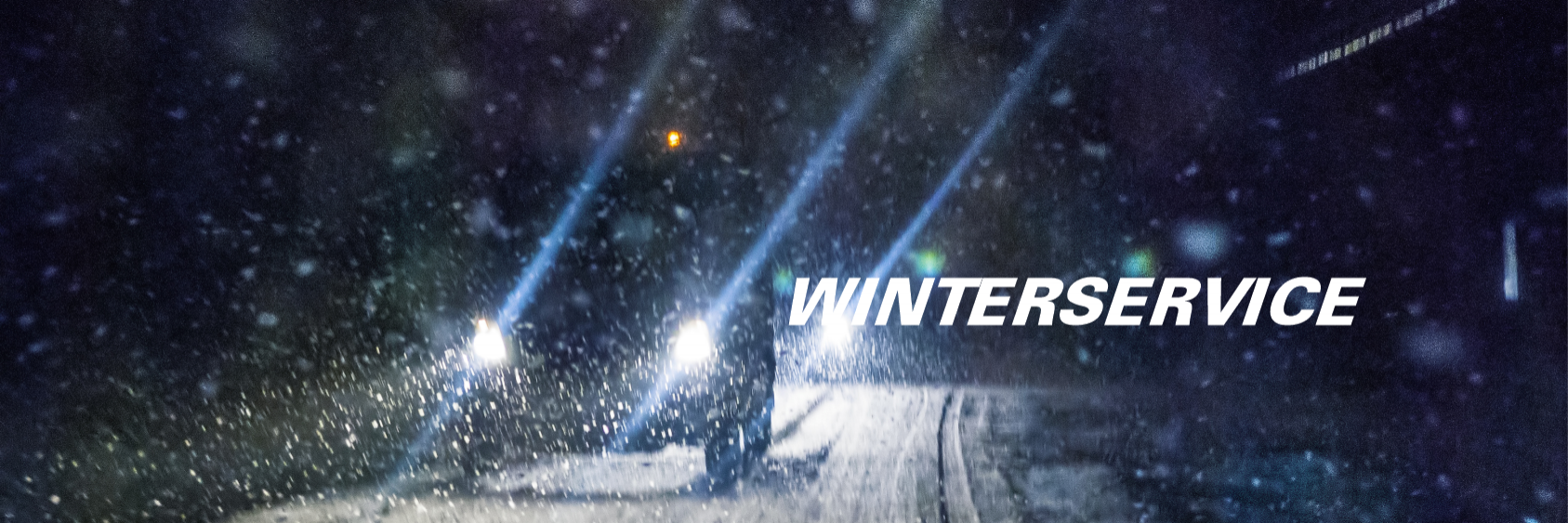 Fahrzeuge auf eingeschneiter Straße