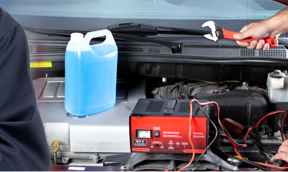 aufgeklappte Motrohaube mit Prüfwerkzeugen